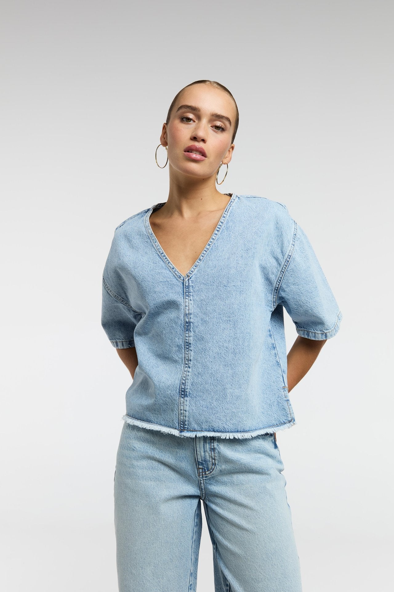 T-shirt with v-neck DROP SHOULDER | Light blue | NEW YORKER